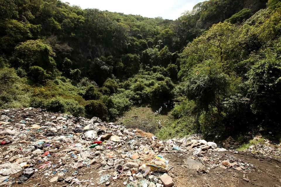 7 DE NOVIEMBRE DE 2014. La PGR refiere que los 43 normalistas habrían sido calcinados en el basurero de Cocula.