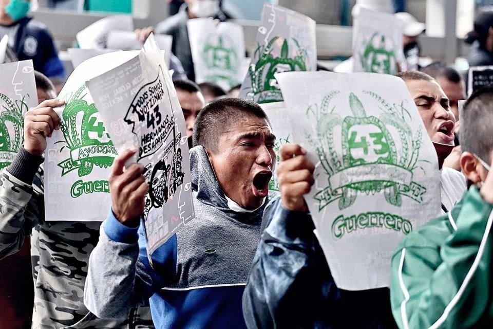 Ayer, estudiantes de la normal acompañaron a los padres en una protesta frente a la FGR.