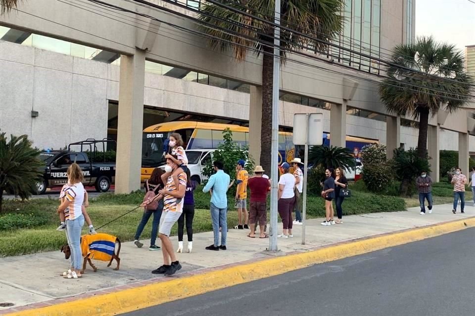 Los aficionados felinos estuvieron atentos al equipo.