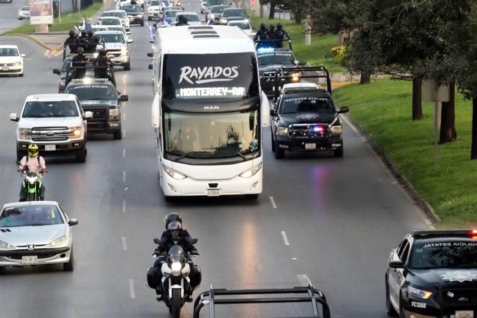 Rayados llegó escoltado por la policía y seguido de una caravana.