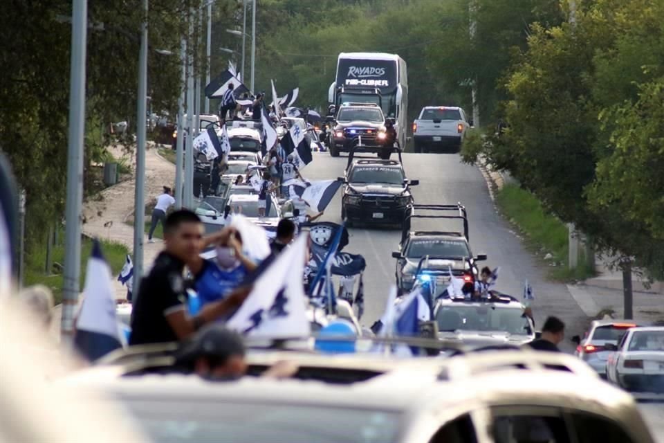 Más de 100 autos participaron en la caravana.