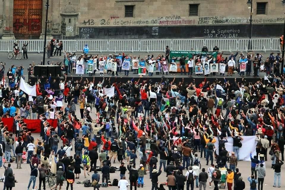 La marcha por Ayotzinapa terminó con un mitin frente a Palacio Nacional.