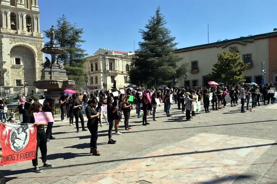 Colectivos feministas, unidos en el Frente Feminista, se manifestaron la tarde del domingo en la Plaza de Armas de Saltillo, frente al Palacio de Gobierno, para pedir justicia para Alondra Gallegos.