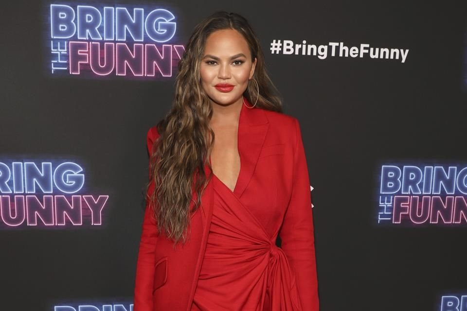 Chrissy Teigen comentó en redes que debido al sangrado excesivo que ha sufrido en las últimas semanas deberá permanecer en cama para no afectar su embarazo.