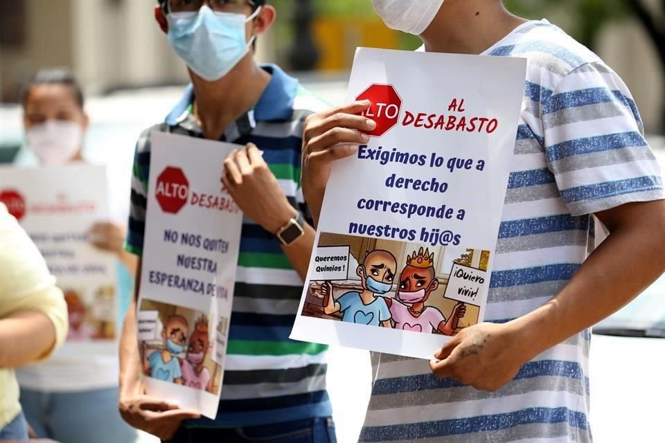 Padres de niños con cáncer en una protesta en demanda de medicamentos.