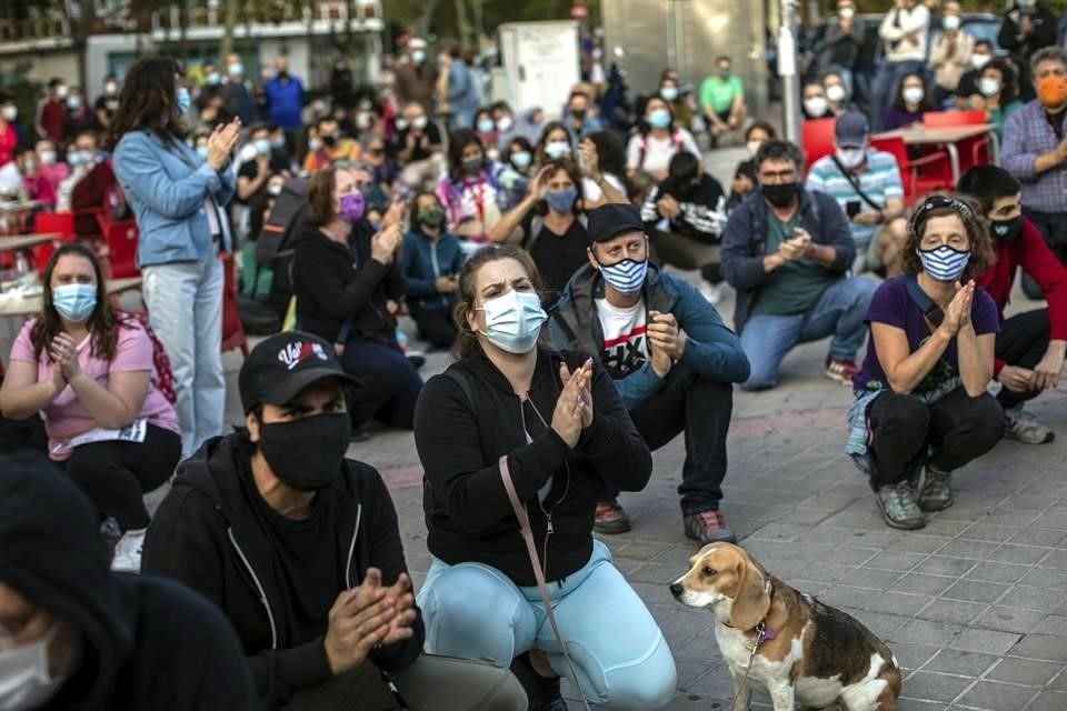 Manifestantes exigen mayores recursos en salud para hacer frente al coronavirus, en Madrid.