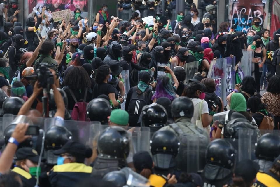 Agentes de la SSC encapsularon a un grupo de mujeres. 