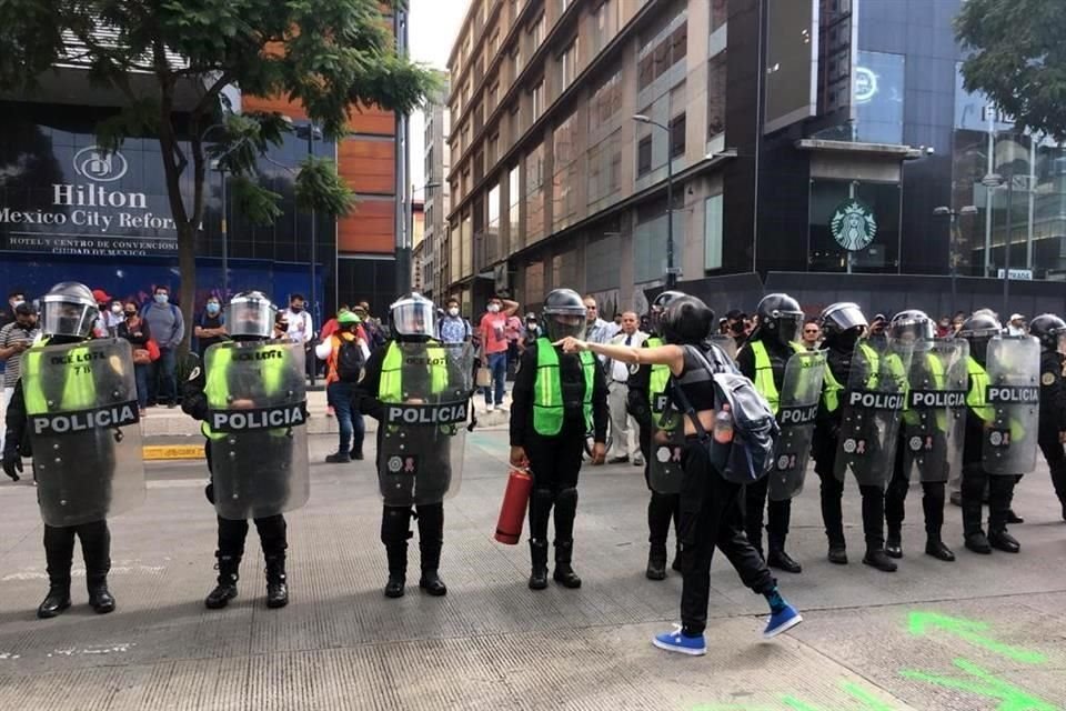 'Están coartando nuestro derecho a la manifestación, está es la verdadera cara represora de la Jefa de Gobierno', dijo manifestante.