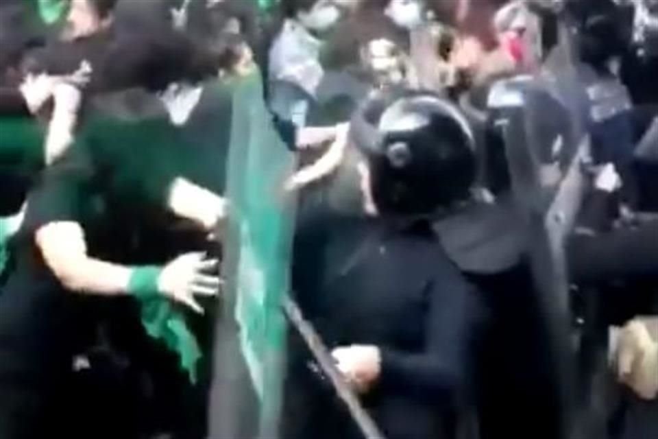 En Xalapa, las mujeres acusaron que fueron reprimidas por policías.