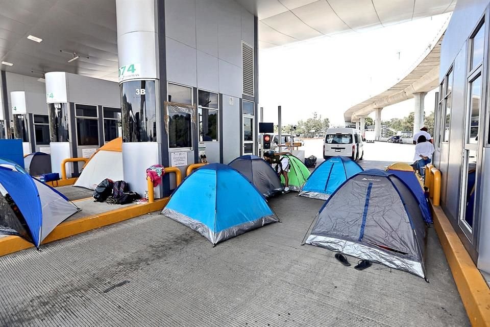 Manifestantes instalaron carpas para acampar en la autopista a Cuernavaca.