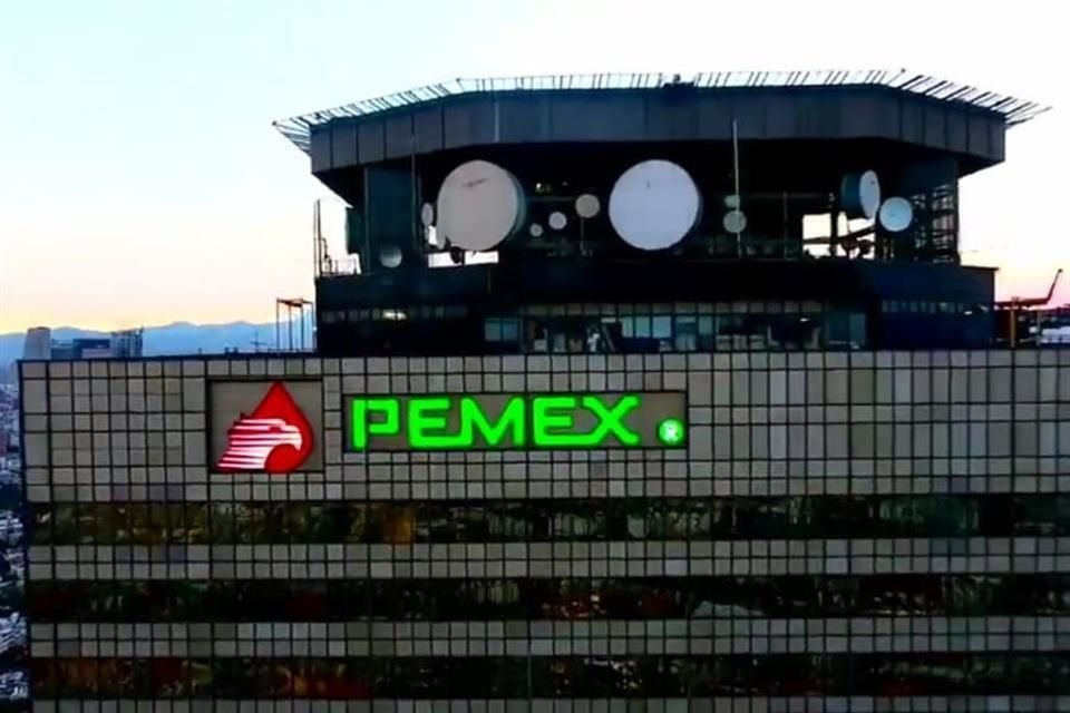 Pese a promesa de rescatar Pemex, la empresa está en 'quiebra técnica', con patrimonio negativo de un billón 895 mil mdp al cierre del 2022.