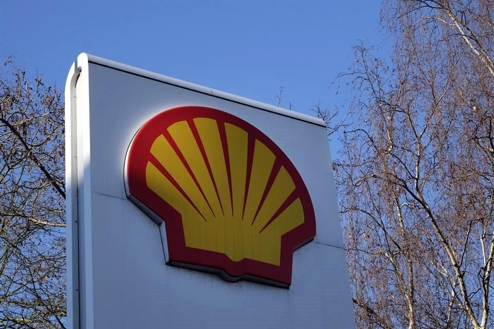 Shell dijo que esperaba recortar entre 7 mil y 9 mil puestos de trabajo para finales de 2022, incluyendo unas mil 500 personas que han aceptado el despido voluntario este año.