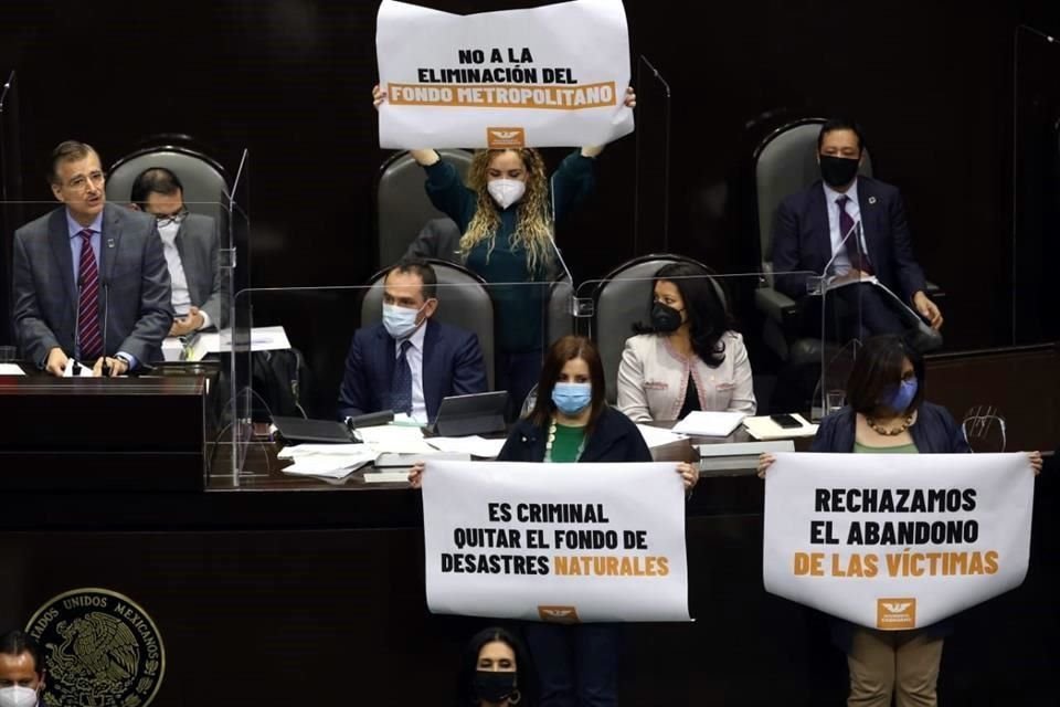 Diputados de MC protestan frente a Arturo Herrera.