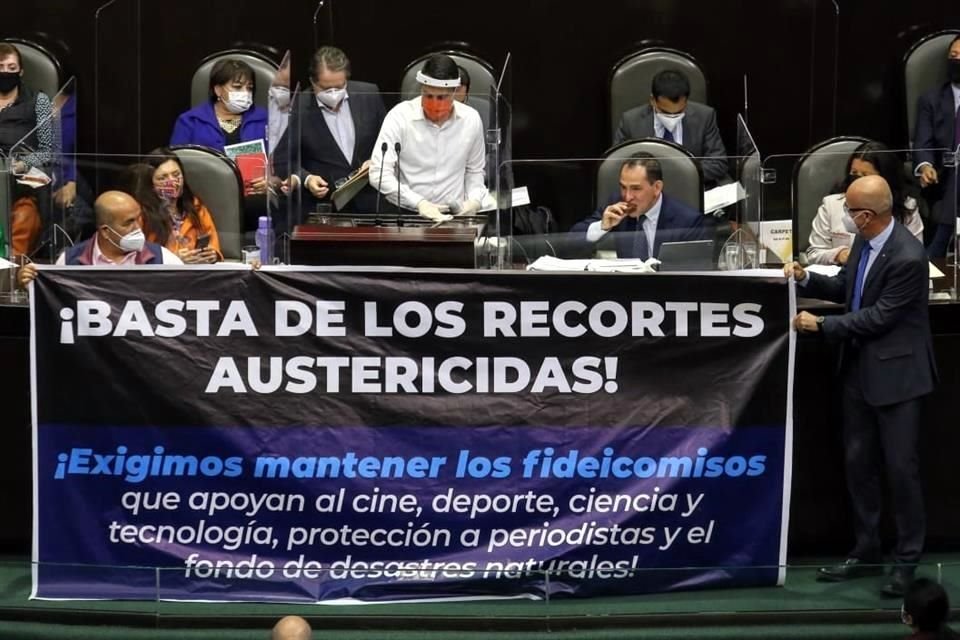 Los diputados del PAN desplegaron una manta frente a Arturo Herrera.