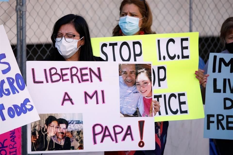 Los familiares de migrantes se reunieron frente a las oficinas del ICE en Los Ángeles, California.