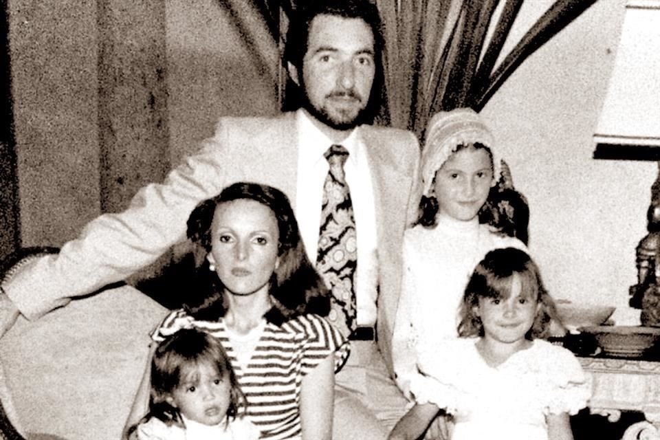 FOTO DEL RECUERDO. Sonia Villarreal e Ignacio Santos de Hoyos con sus hijas Sonia, Daniela y Raquel Santos