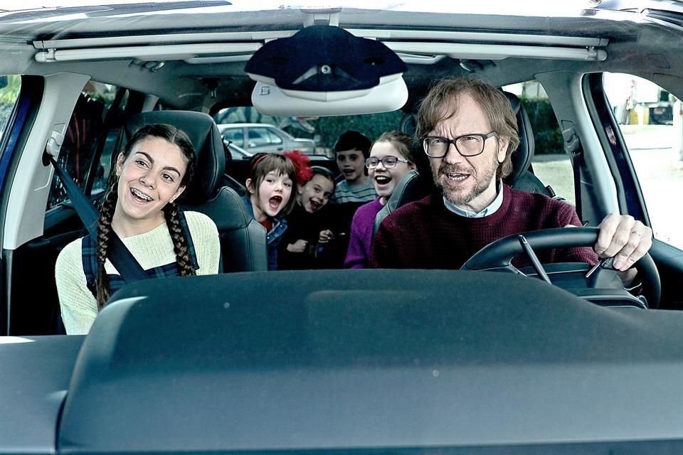 En la cinta 'Padre Solo Hay Uno', el actor Santiago Segura da vida a un hombre que deberá hacer la labor de amo de casa y hacerse cargo de sus cinco hijos.