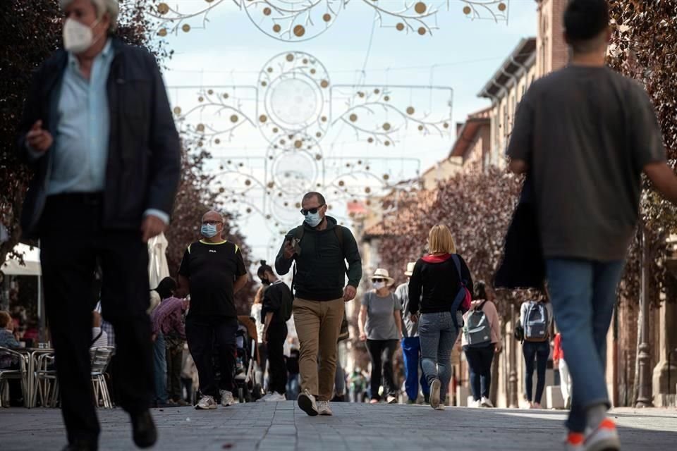 Ambiente en la calles de la Ciudad de Alcalá de Henares a 48 horas de que entre en vigor el decreto de restricción de la movilidad.