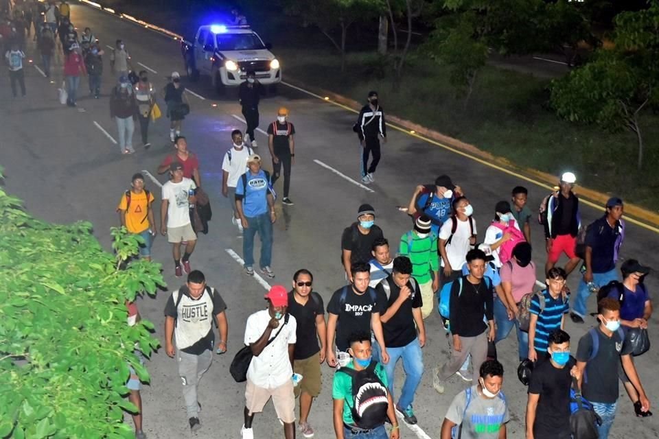 Ciudadanos hondureños salen en caravana rumbo a Estados Unidos, el 30 de septiembre de 2020 desde la Gran Central Metropólitana en San Pedro Sula, Honduras.