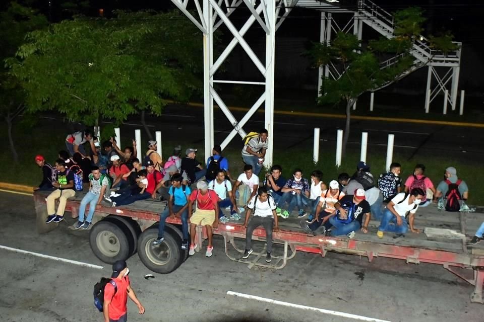 Ciudadanos hondureños descansan en un camión mientras salen en caravana rumbo a Estados Unidos, el 30 de septiembre de 2020 desde la Gran Central Metropolitana en San Pedro Sula.