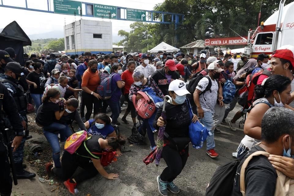 Migrantes cruzaron hacia Guatemala desde Corinto, Honduras.