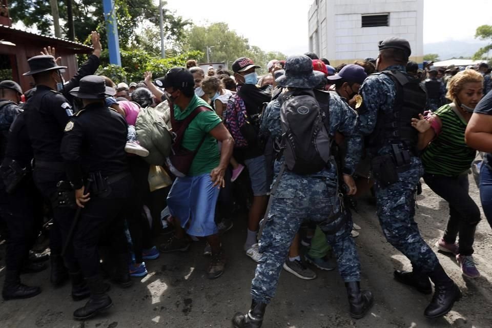 Fuerzas de seguridad de Guatemala intentaron contener a los migrnates.