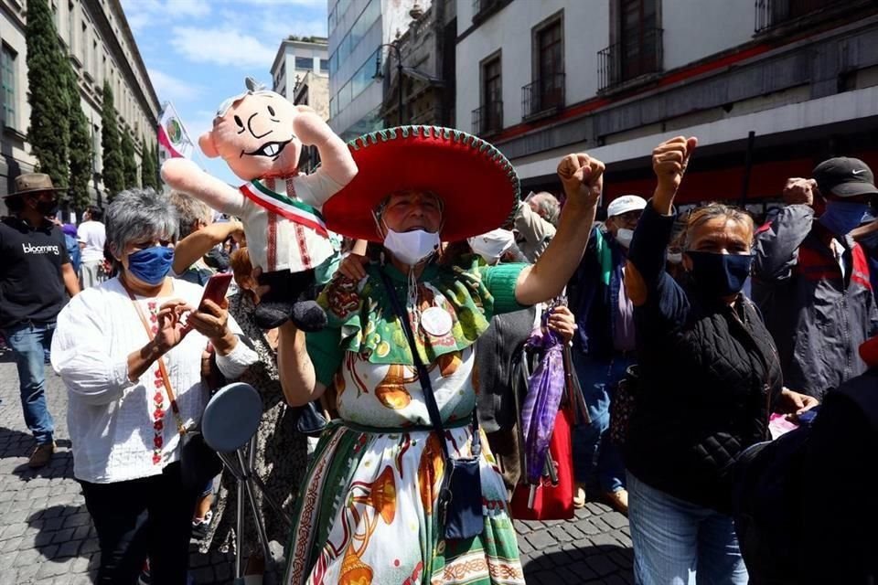 Alrededor de 50 simpatizantes del Presidente Andrés Manuel López Obrador se reunieron en la esquina de Pino Suárez y Venustiano Carranza.