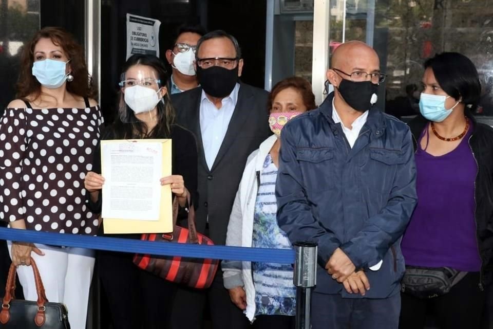 Los padres fueron acompañados por el presidente nacional del PRD, Jesús Zambrano.