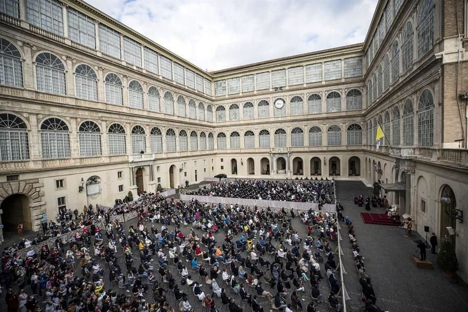 Fieles acuden a un evento en el Vaticano.