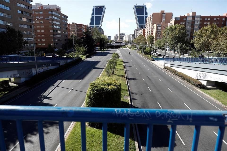 Vista del madrileño Paseo de la Castellana sin tráfico este sábado, en medio del confinamiento parcial por el Covid-19.