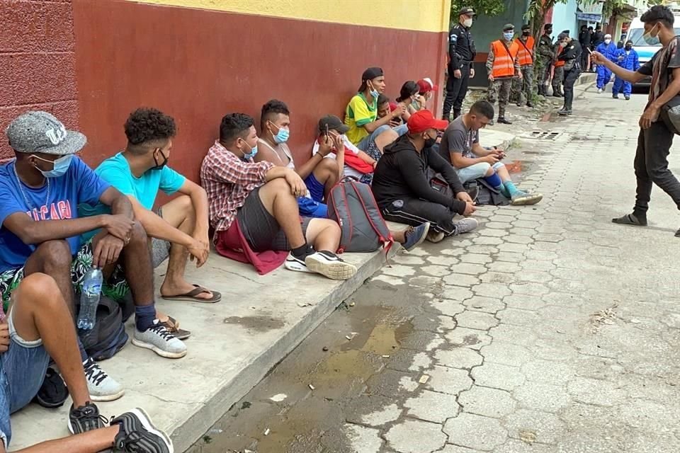 Migrantes llegaron a la Casa del Migrante de Tecún Umán donde les brindaron alimento y orientación.