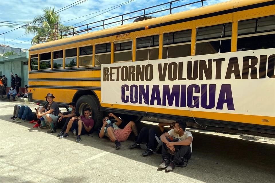 Autoridades de Guatemala colocaron autobuses para un regreso voluntario de migrantes a su país.