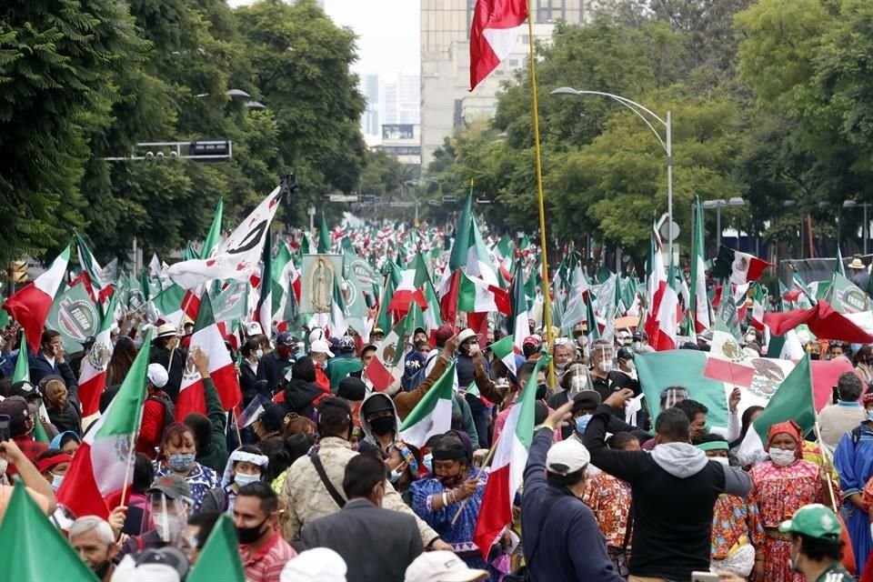 Integrantes del Frente AntiAMLO se movilizaron este 3 de octubre del Monumento a la Revolución al Zócalo.