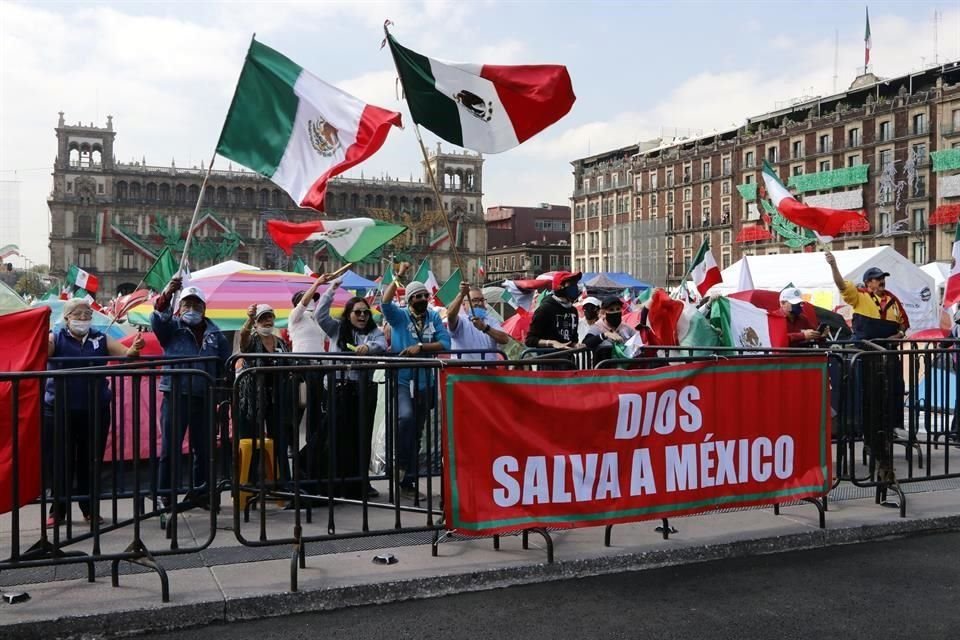 Al llegar al Zócalo, los integrantes quitaron vallas y se acercaron a Palacio Nacional.