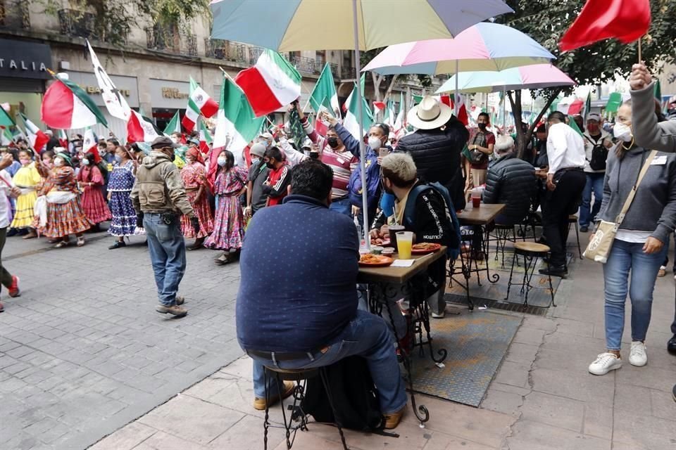 En la explanada del Monumento a la Revolución, organizadores armaron una mesa para entregar a manifestantes papeles numerados, con lo que buscaban un registro para lograr reunir a 100 mil personas.