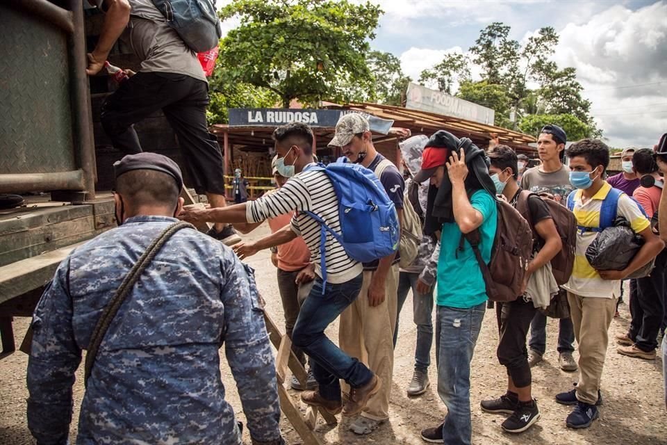 Un grupo de migrantes sube a un camión del ejército de Guatemala que los regresaría a la frontera con Honduras.