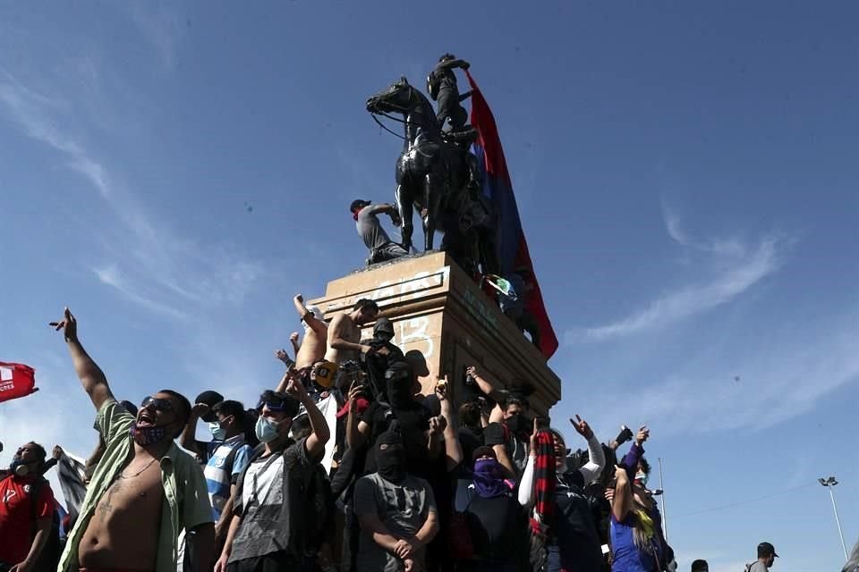 Los manfiestantes, reunidos en la Plaza Italia, al centro de la capital chilena, empuaron carteles con frases como 'no se cay, lo lanzaron', en referencia a lo ocurrido al joven.