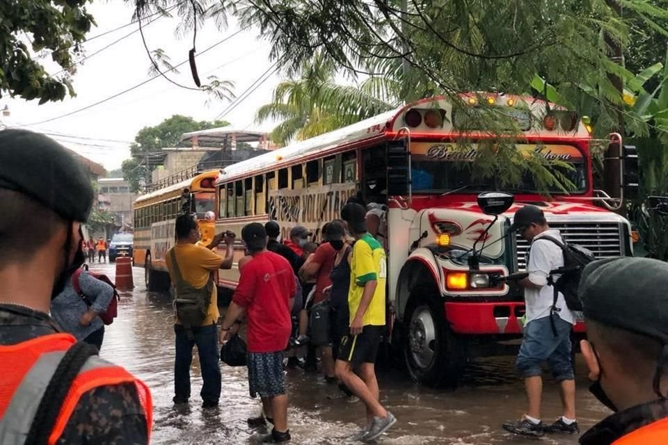 Migrantes deportados por las autoridades guatemaltecas.