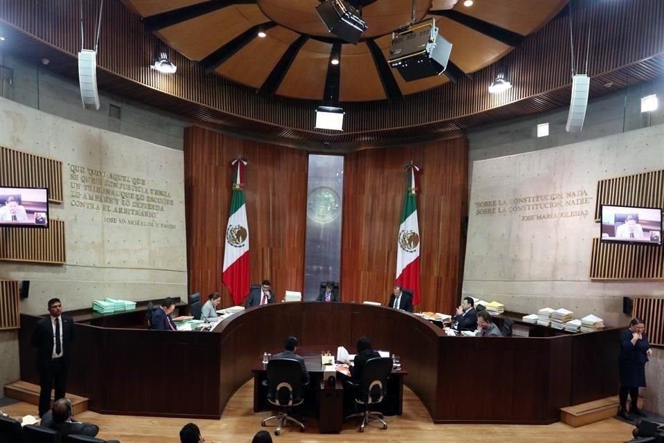 Diputados de Morena recibieron instrucción de presionar a magistrados para que no suspendan proceso de encuesta para definir la dirigencia.