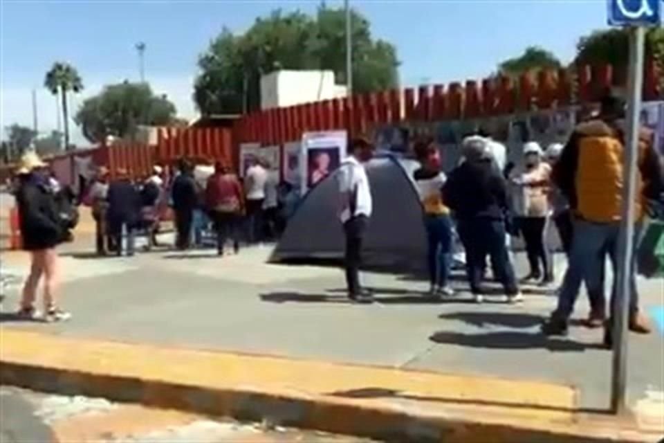 Los inconformes mantienen bloqueados los accesos 2 y 5 del Palacio Legislativo de San Lázaro.