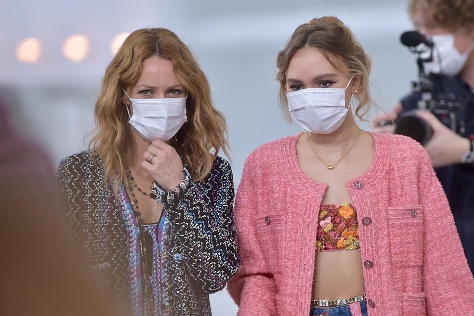 La cantante Vanessa Paradis y su hija, la actriz Lily-Rose Depp, fueron invitadas de honor en la presentación