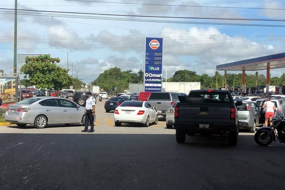 Pese a llamado de autoridades, se registran compras de pánico en tiendas y largas filas en gasolineras en Cancún y Playa del Carmen (foto).