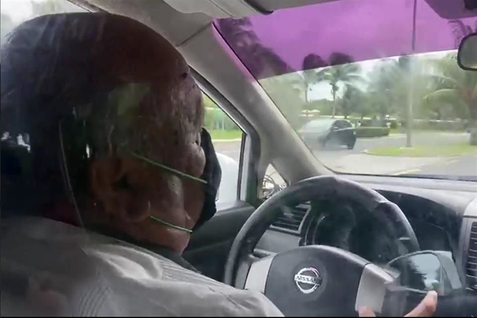 Javier es taxista y vive en Cancún desde hace 35 años. Señala que la economía está afectada por el Covid-19 y ahora con esto 'peor'.