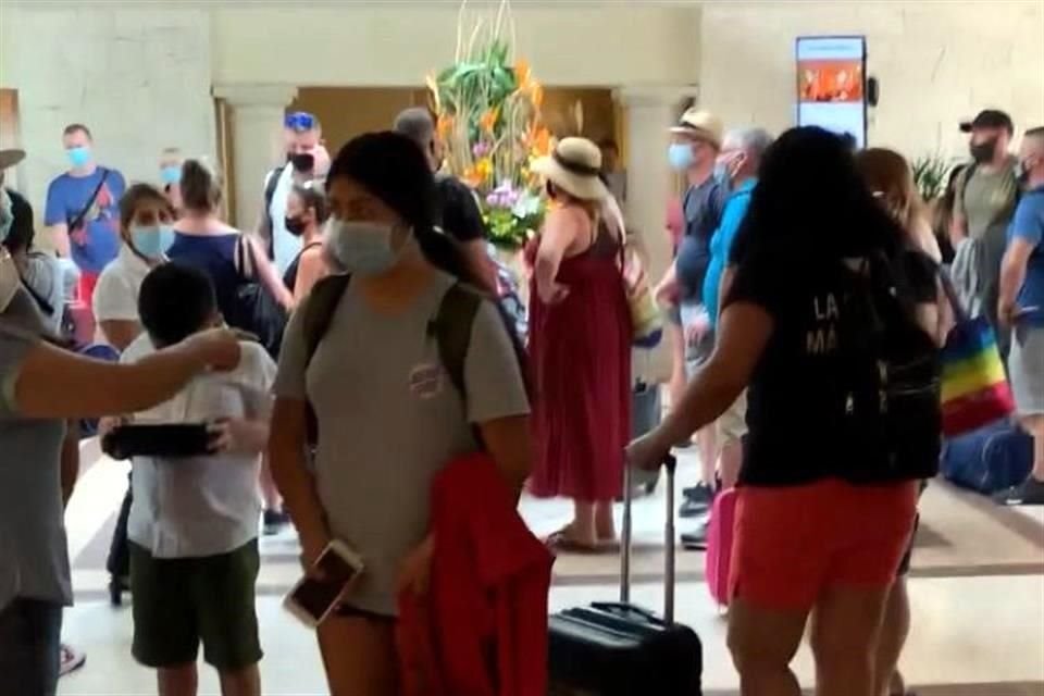 Turistas en Cancún son trasladados de hoteles a refugios en QR ante el eventual arribo de 'Delta'.