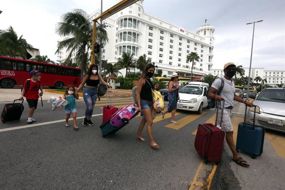 Turistas son evacuados de los hoteles de Cancún ante la llegada del huracán 'Delta'.