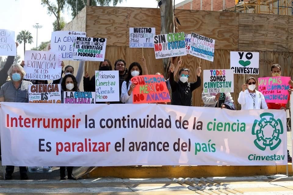 Personal de Cinvestav se manifestó frente a la Cámara de Diputados exigiendo no quitar fideicomisos.