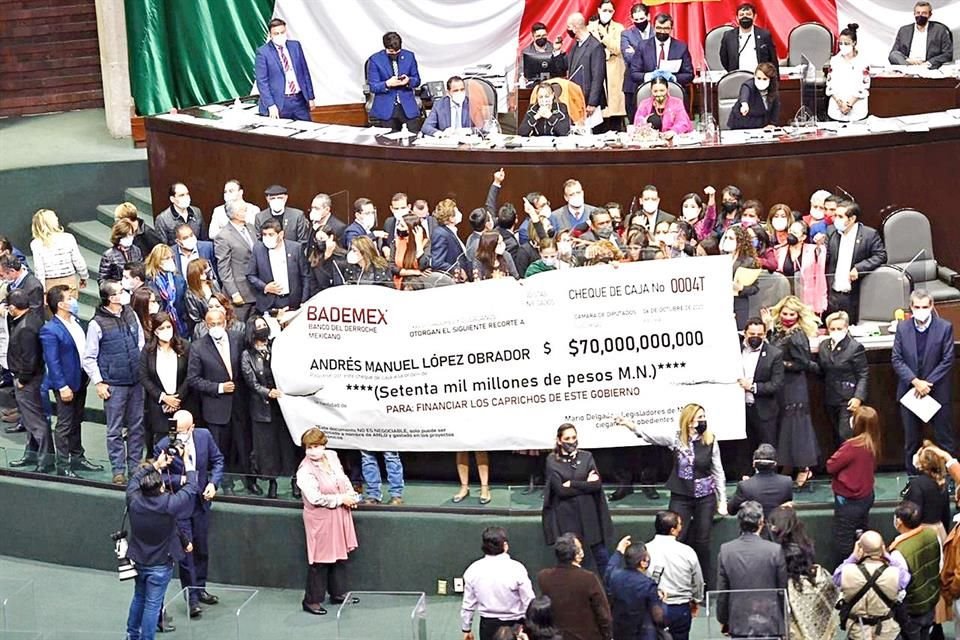 Diputados de Oposición tomaron la tribuna para evitar que se debatiera el destino del Fondo de Salud para el Bienestar.