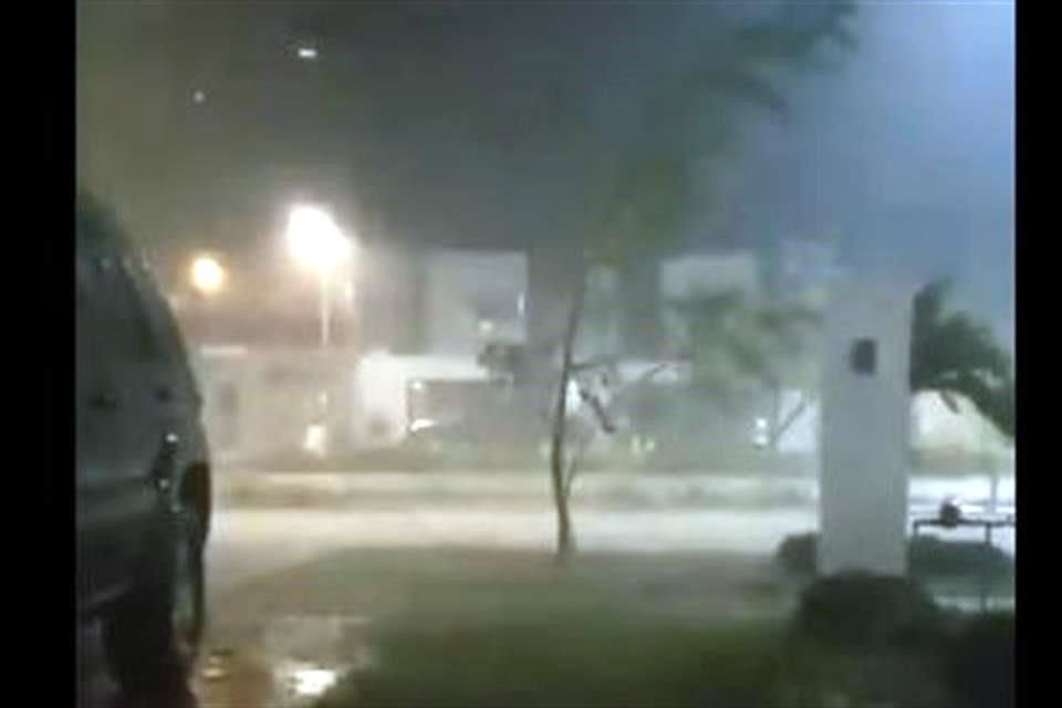 A partir de las 23:30 horas, se reportaron en videos las primeras ráfagas de lluvias y viento por 'Delta' en Cozumel.