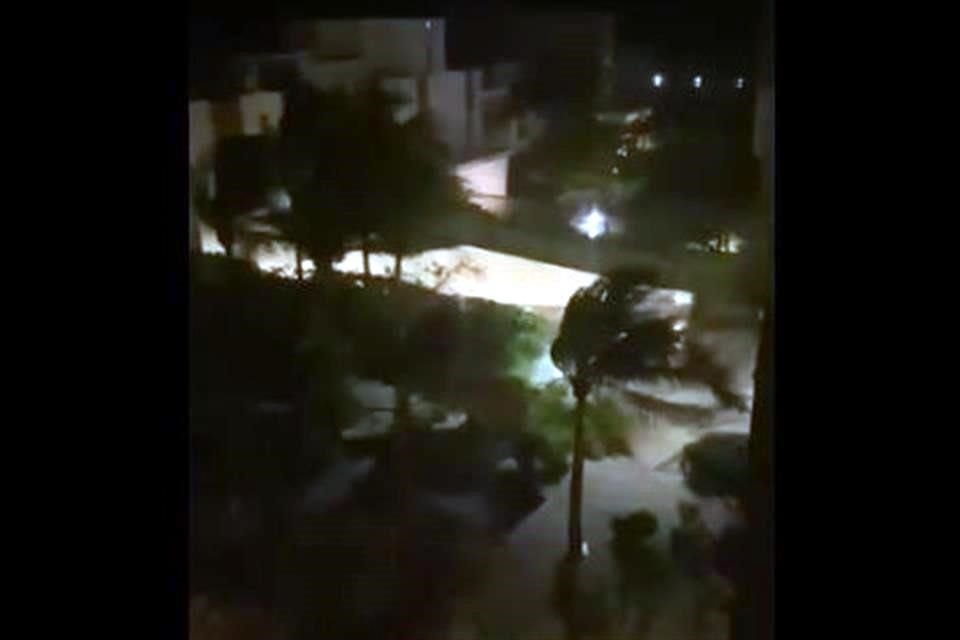 Pese a que no toca tierra, Huracán 'Delta' causa fuertes vientos y lluvias torrenciales en Quintana Roo y Yucatán; reportan apagones en zona hotelera de Cancún.