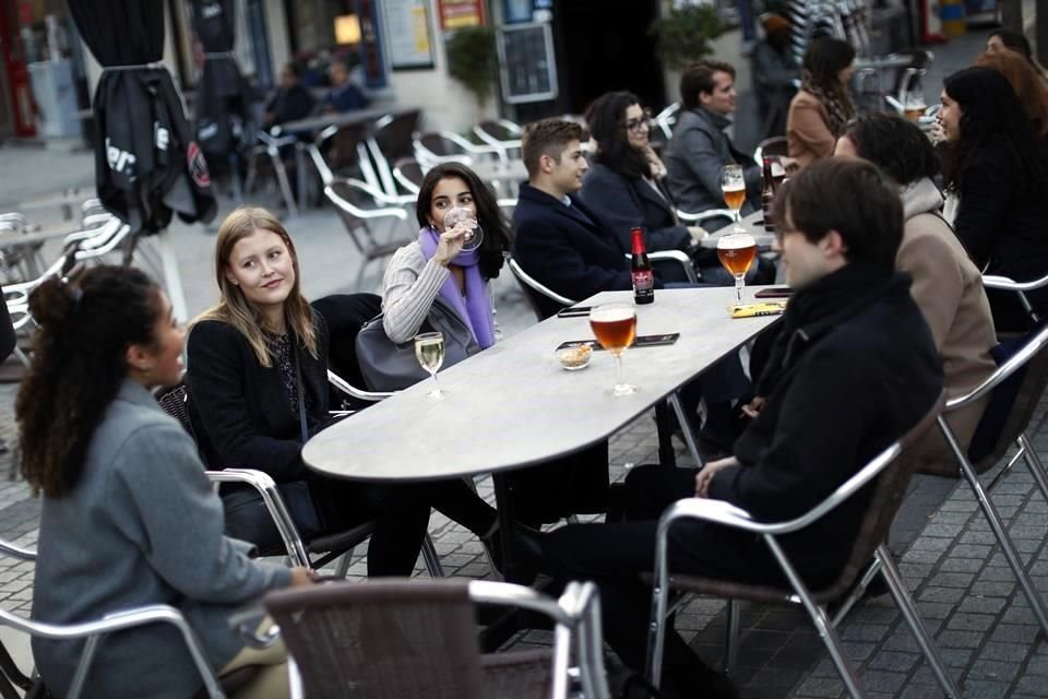 Un grupo de personas bebiendo en un bar de la capital belga este miércoles 7 de octubre.